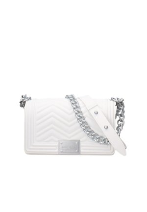 Witte gewatteerde crossbodytas met zilveren kettingriem en rechthoekige metalen logoplaat aan de voorkant.