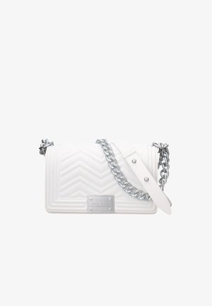 Witte gewatteerde crossbodytas met zilveren kettingriem en rechthoekige metalen logoplaat aan de voorkant.