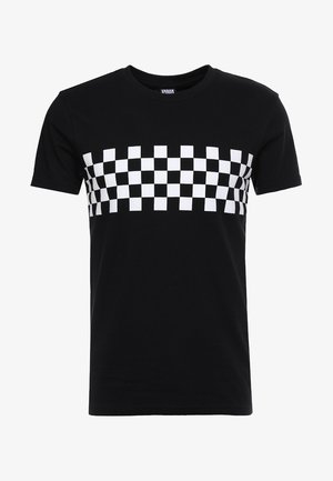 Mustast puuvillast T-särk, millel on rinnaosas horisontaalne valge ruuduline muster. Klassikaline ümar kaelus ja lühikesed varrukad.