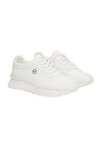 Białe sneakersy wykonane z gładkiego materiału syntetycznego, z zapięciem na sznurowadła, zaokrąglonym czubkiem i grubszą, teksturowaną podeszwą. Subtelny złoty akcent.