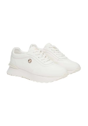 Białe sneakersy wykonane z gładkiego materiału syntetycznego, z zapięciem na sznurowadła, zaokrąglonym czubkiem i grubszą, teksturowaną podeszwą. Subtelny złoty akcent.