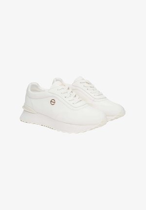 Witte sneakers van zacht synthetisch materiaal, met een vetersluiting, ronde neus en een dikkere, gestructureerde zool. Subtiele gouden accenten.