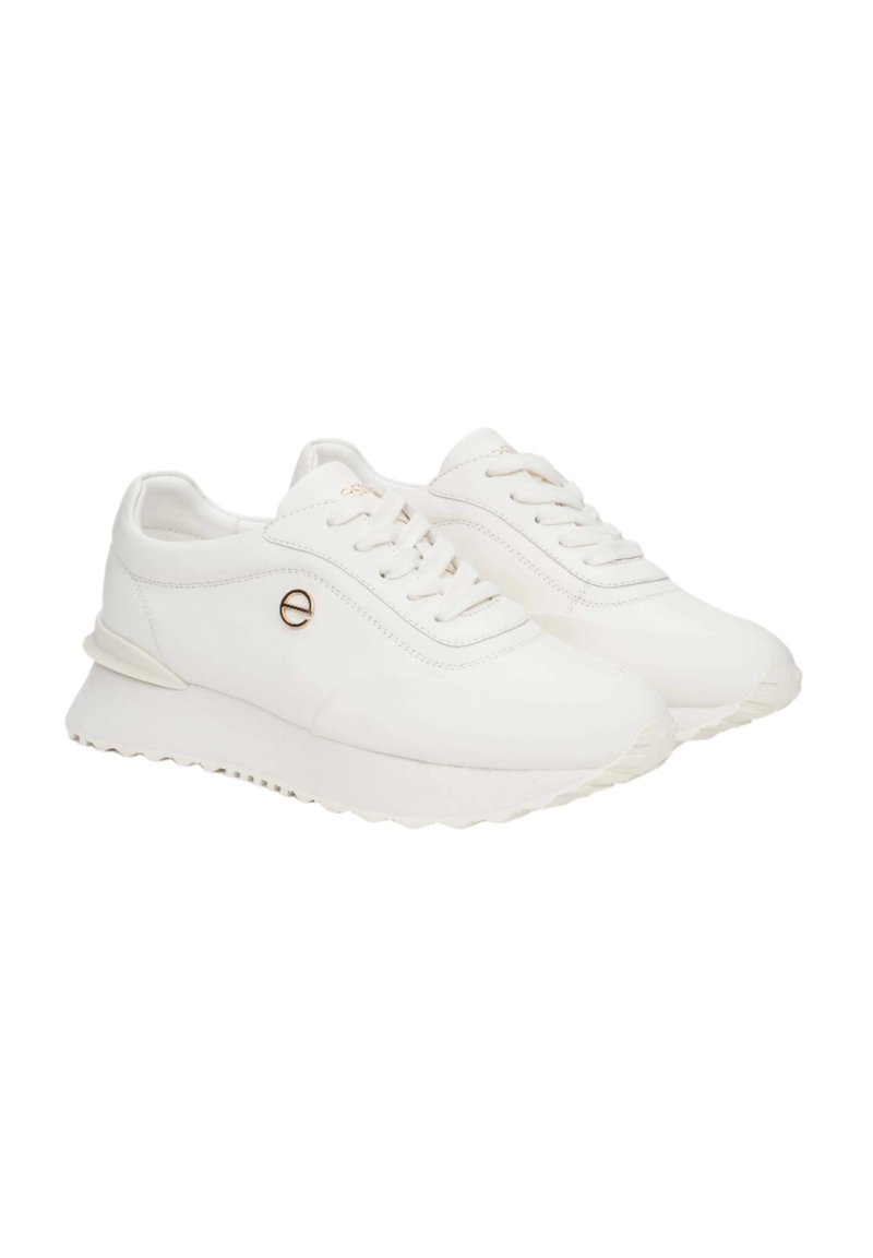 Białe sneakersy wykonane z gładkiego materiału syntetycznego, z zapięciem na sznurowadła, zaokrąglonym czubkiem i grubszą, teksturowaną podeszwą. Subtelny złoty akcent.