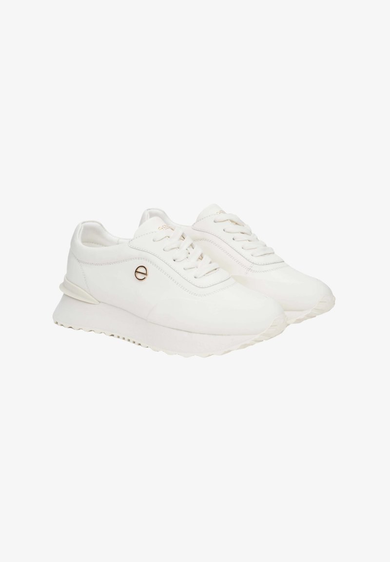 Białe sneakersy wykonane z gładkiego materiału syntetycznego, z zapięciem na sznurowadła, zaokrąglonym czubkiem i grubszą, teksturowaną podeszwą. Subtelny złoty akcent.