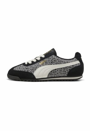 Sneaker profil bas en suède noir, tissu imprimé léopard gris, bande Puma en cuir blanc et lacets blancs sur une semelle en caoutchouc plate.