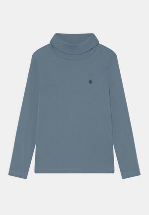 Niebieska koszulka z długim rękawem i golfem, z małym ciemnym logo żaglówki na lewej piersi, rozłożona na białym tle.