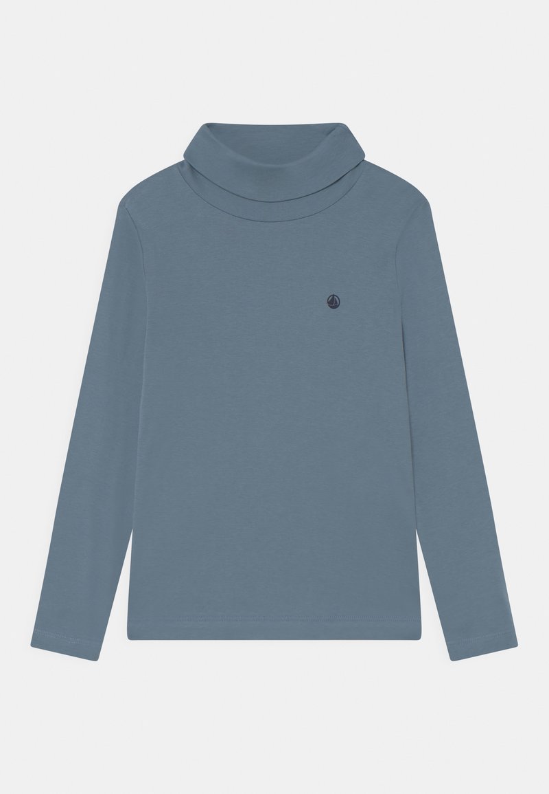 Niebieska koszulka z długim rękawem i golfem, z małym ciemnym logo żaglówki na lewej piersi, rozłożona na białym tle.