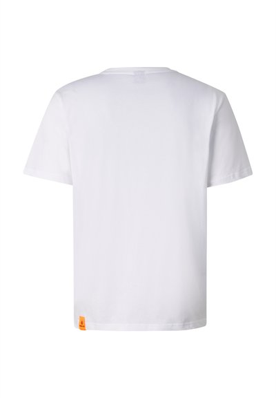 T-shirt blanc uni à manches courtes, vu de dos, avec une petite étiquette orange sur le côté inférieur gauche.