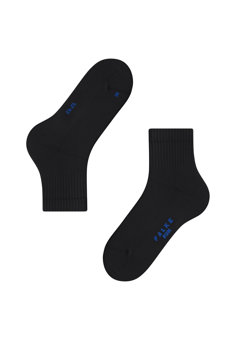 Schwarze Knöchelsocken mit geripptem Bund, mit blauer "FALKE"- und Größenbeschriftung. Glatte Textur, entworfen für Komfort und Passform.