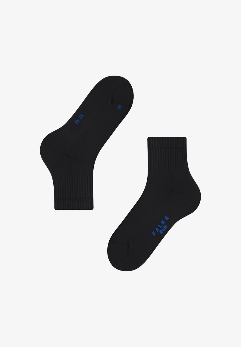 Czarne skarpetki ankle z żebrowanymi mankietami, z niebieskim napisem "FALKE" oraz oznaczeniem rozmiaru. Gładka tekstura, zaprojektowane z myślą o komforcie i dopasowaniu.