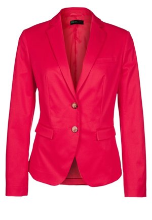 Růžové dámské sako na míru se dvěma knoflíky, vykrojenými klopami a kapsami s klopami na bílém pozadí.