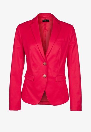 Blazer rosa su misura da donna con due bottoni, rever a lancia e tasche con patta su sfondo bianco.