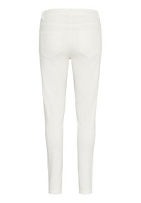 Jean skinny en mélange de coton blanc avec une texture lisse, deux poches arrière et une silhouette ajustée, sans matériel visible ni embellissements.