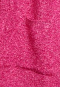 Helles pinkes Pullovergewebe mit weicher, strukturierter Oberfläche. Verfügt über eine kleine, unauffällige Tasche, die ins Design integriert ist.