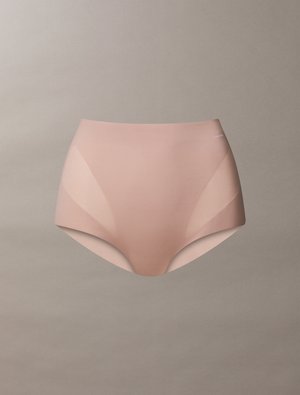 Hooggewaisted naadloze slip in huidskleur met doorschijnende meshpanelen aan de zijkanten. Glad textuur, minimalistisch ontwerp en subtiele branding op de tailleband.