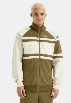 Giacca zip-up verde oliva e bianca con colletto alto, caratterizzata da righe orizzontali, tasche laterali, polsini a coste e logo sul petto.