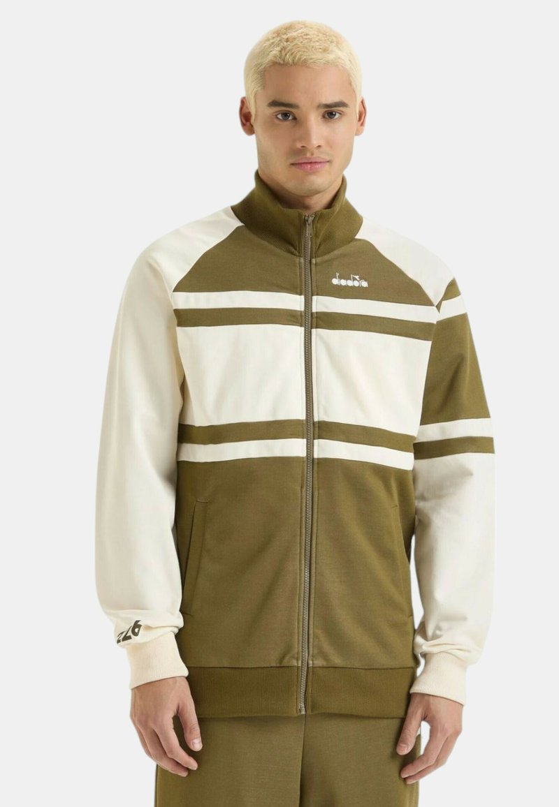 Giacca zip-up verde oliva e bianca con colletto alto, caratterizzata da righe orizzontali, tasche laterali, polsini a coste e logo sul petto.