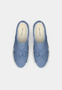 Baskets slip-on en toile bleue avec un design avant torsadé, semelle en caoutchouc blanc et intérieur rembourré arborant le nom de la marque "ANNA FIELD."