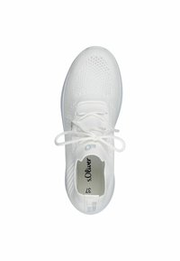 Baskets blanches avec une tige en mesh, bout rond et lacets plats. Logo sur la languette et semelle texturée pour une meilleure adhérence.