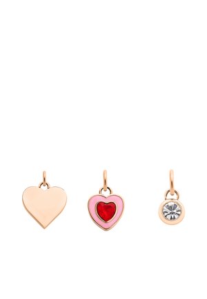 Drei kleine goldene Anhänger: ein schlichter Herzanhänger, ein pinkes Herz mit rotem Zentrum und ein runder klarer Edelstein, alle mit goldenen Ösen für Ketten.