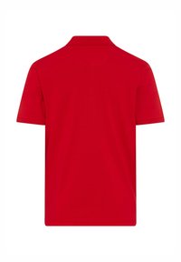 Chemise polo rouge, manches courtes, col classique, en coton, texture lisse, sans logos ni motifs visibles. Convient pour un usage décontracté.