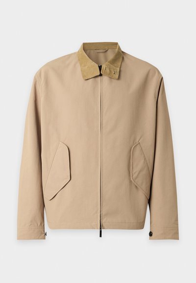Veste marron clair zippée avec col en velours côtelé beige et poches à rabat inclinées sur le devant, manches longues avec poignets boutonnés.