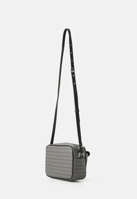 Borsa a tracolla grigia con motivo, di forma rettangolare, texture liscia e tracolla nera regolabile. Dotata di chiusura con zip e hardware in metallo.
