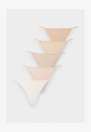 Cinq paires de strings sans coutures pour femmes dans différentes nuances de nude et beige, empilées en diagonale sur un fond neutre.