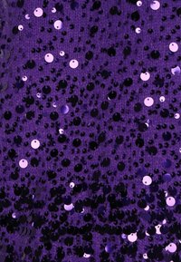 Tessuto viola coperto di paillettes di varie dimensioni, caratterizzato da una miscela di toni neri e viola chiaro, creando una superficie testurizzata e riflettente.