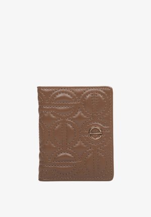 Bruine leren portemonnee met reliëf van cirkelvormige patronen, een gouden hardware-accent en zichtbare stiksels langs de randen.