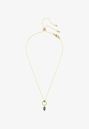 Collier en chaîne dorée avec fermoir ajustable, doté d'un pendentif circulaire orné d'une petite pierre verte et d'une gemme verte en forme de goutte d'eau.