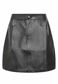 Pantalon scurt din piele ecologică neagră, cu un finisaj lucios, având un închidere cu nasture, buzunare laterale și un design drept.