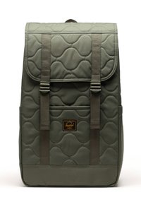 Gepolsterter olivgrüner Rucksack mit zwei verstellbaren Trägern, einer Vordertasche und einem braunen Etikett. Er hat eine glatte Textur und abgerundete Muster.