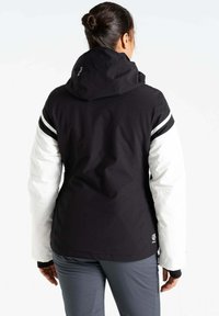 Schwarz-weiße isolierte Jacke mit Kapuze, die kontrastierende Ärmel, zwei Akzentstreifen und ein Logo nahe dem Saum aufweist.