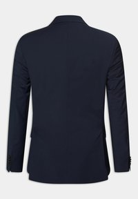 Marinblå blazer med en slät yta, strukturerad form och en enkel vent kil. Utformad med knäppningar vid ärmarna och ett snedskärning av kragen.