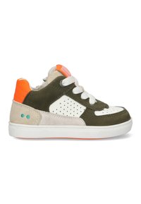 Zapatillas verdes y blancas con materiales de ante y textil, que presentan detalles en naranja, perforaciones y cordones blancos. Suela plana de goma.
