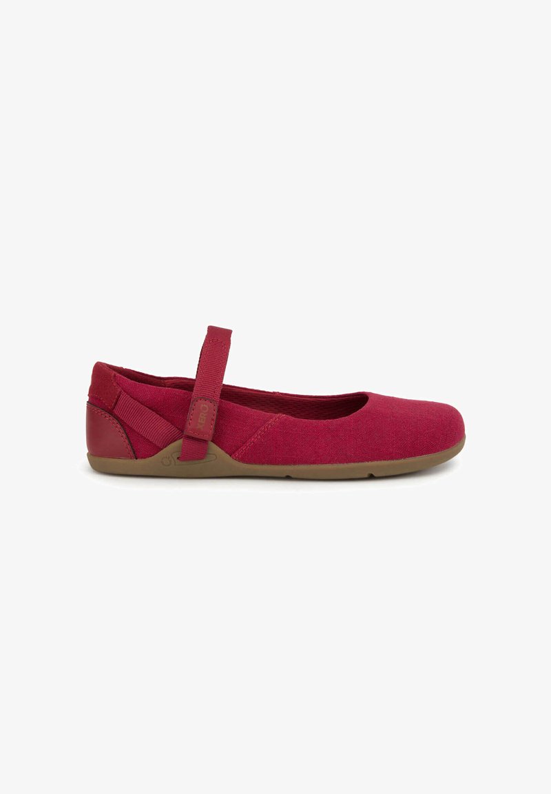 Zapato plano de tela roja con puntera redonda, correa elástica para un ajuste seguro y suela de goma. Diseñado con una textura suave y un estilo minimalista.