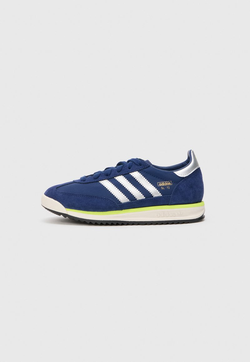 Námornícky modré tenisky Adidas SL 72 s bielymi pruhmi, s limetkovou zelenou akcentovanou strednou podrážkou a reflexnou striebornou pätnou nášivkou, orientované doľava na bielom pozadí.