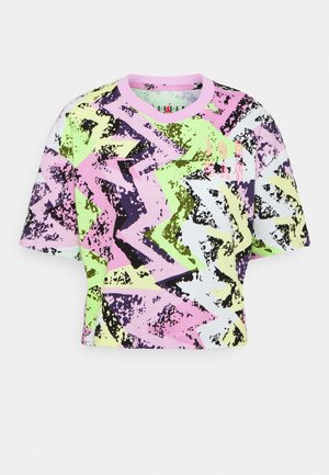 Kurzärmeliges Crop-Top mit abstrakten Zickzackmustern in Pastellrosa, Grün, Gelb und Schwarz, mit kleinem "Jordan" Text auf der Brust.