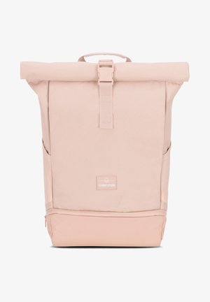 Zaino roll-top in morbido tessuto rosa. Caratterizzato da spallacci regolabili, tasche laterali e un'etichetta frontale. Texture liscia, design minimalista.