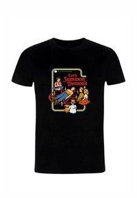 Czarna bawełniana koszulka z kolorowym nadrukiem graficznym i napisem „Let’s Summon Demons”, przedstawiającym dzieci uczestniczące w seansie spirytystycznym.