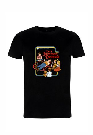 Camiseta de algodón negra con un estampado gráfico colorido que incluye el texto "Vamos a invocar demonios" y niños ilustrados participando en una sesión espírita.