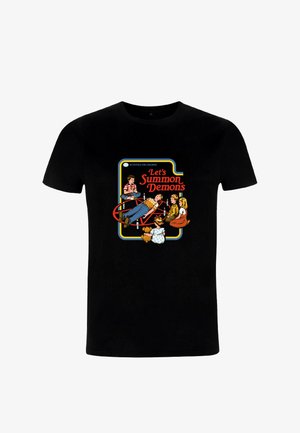 Czarna bawełniana koszulka z kolorowym nadrukiem graficznym i napisem „Let’s Summon Demons”, przedstawiającym dzieci uczestniczące w seansie spirytystycznym.
