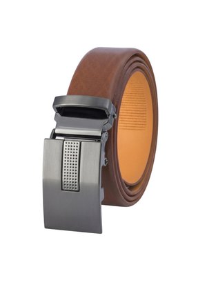 Cinturón de cuero marrón enrollado con una hebilla de cremallera de metal plateado que presenta un detalle de diseño perforado.