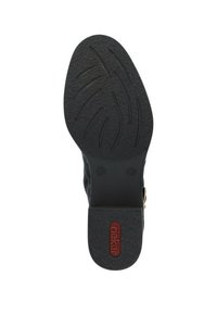 Suela de zapato negra con goma texturizada para mayor agarre, con forma redondeada y un ligero tacón. Marca Rieker grabada en rojo en el tacón.