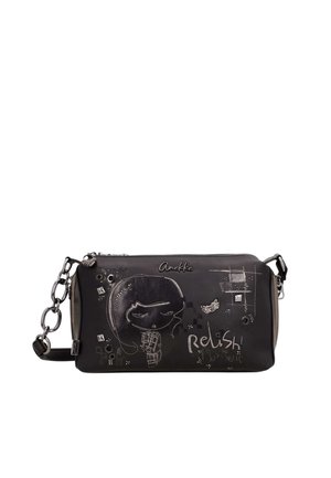Borsa a tracolla nera con cinturino a catena, con volto di ragazza ricamato, piccole borchie in metallo, dettaglio farfalla e le parole "Anekke" e "Relish."
