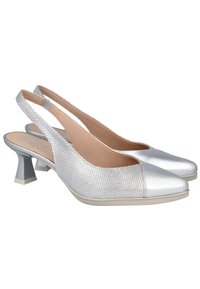 Zapatos slingback con acabado metálico plateado, que presentan un diseño de malla texturizada, tacón bajo en bloque y puntera lisa.