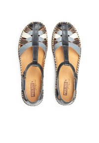 Sandali in pelle con un design blu, grigio e metallico. Punta aperta, cinturini intrecciati e soletta imbottita. Dettagli di cucitura decorativa.