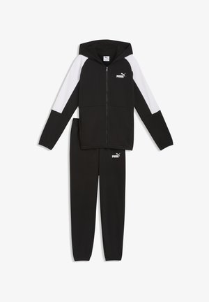Sort og hvid Puma tracksuit med lynlås-hættejakke og matchende bukser, der har Puma-logoer på brystet og låret.