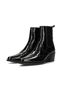 Botas de tobillo de charol negro con punta afilada, paneles laterales texturizados y un tacón bajo tipo bloque. Presenta una tira en la parte trasera.